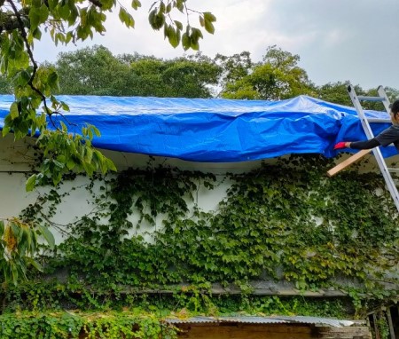 台風被害　瓦屋根　ブルーシートで応急処置